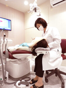 ブランデンタルケアクリニック学芸大学の女性院長、施術中のカット